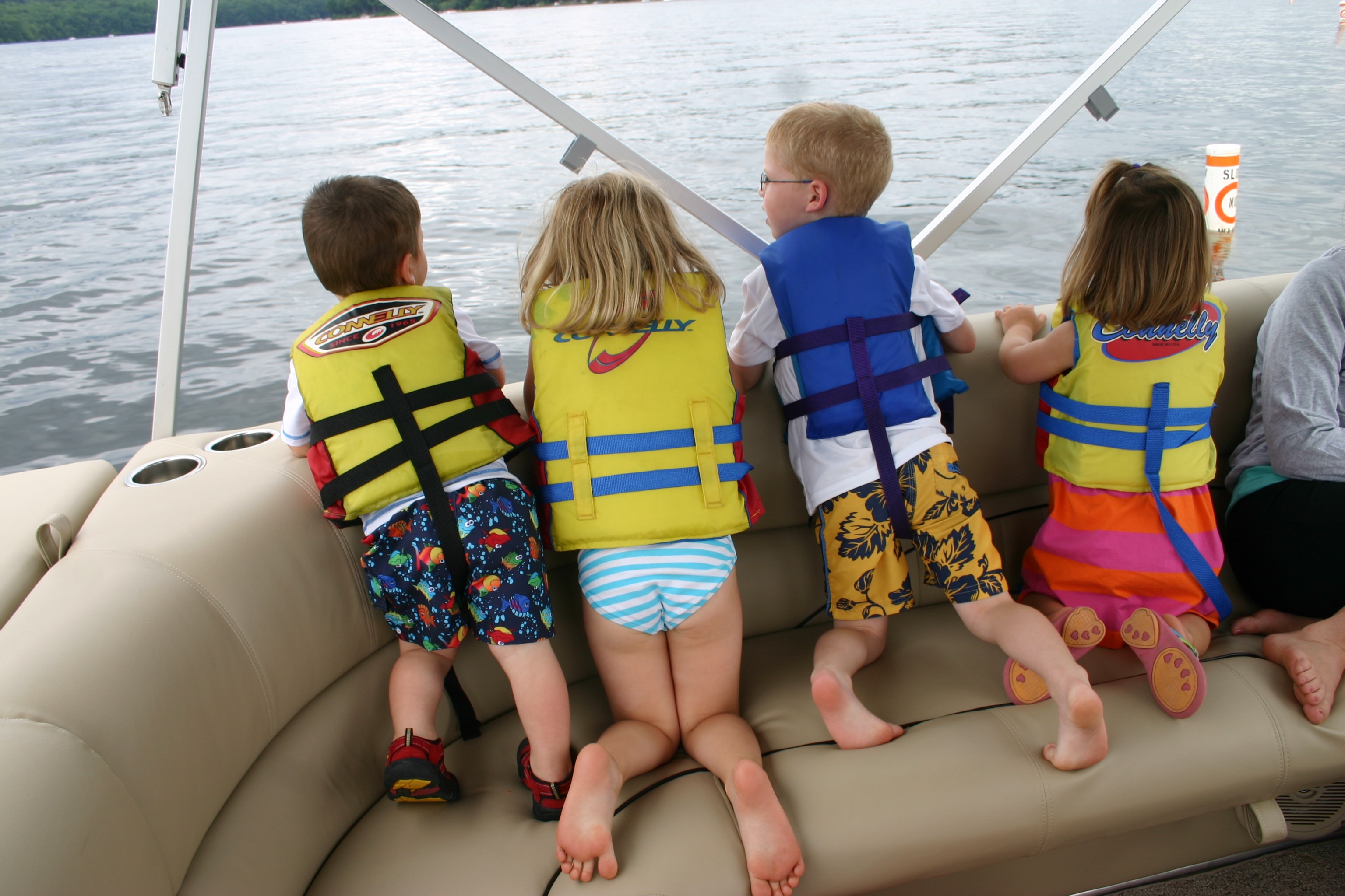 Kids-boating-on-Lake-Wallenpaupack